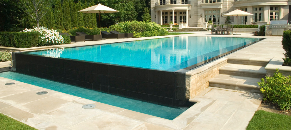Свежая идея для дизайна: прямоугольный бассейн-инфинити на заднем дворе в современном стиле с зоной барбекю - отличное фото интерьера
