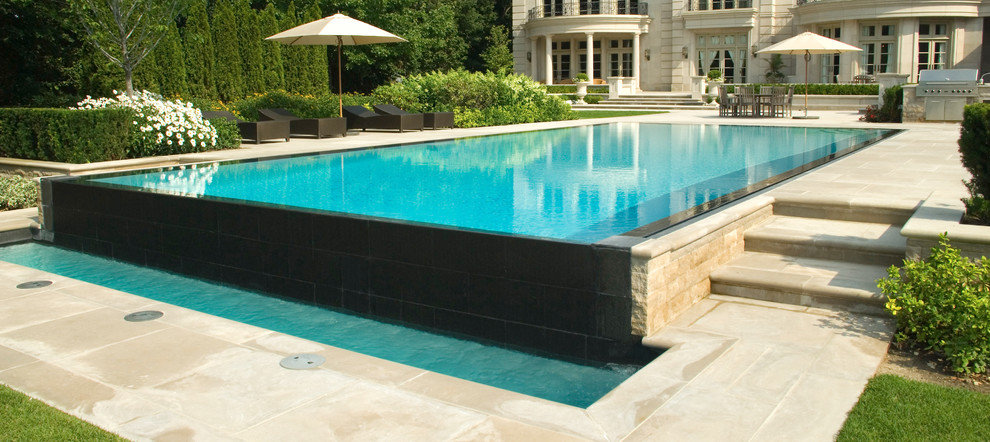 Moderner Infinity-Pool hinter dem Haus in rechteckiger Form mit Grillplatz in Toronto