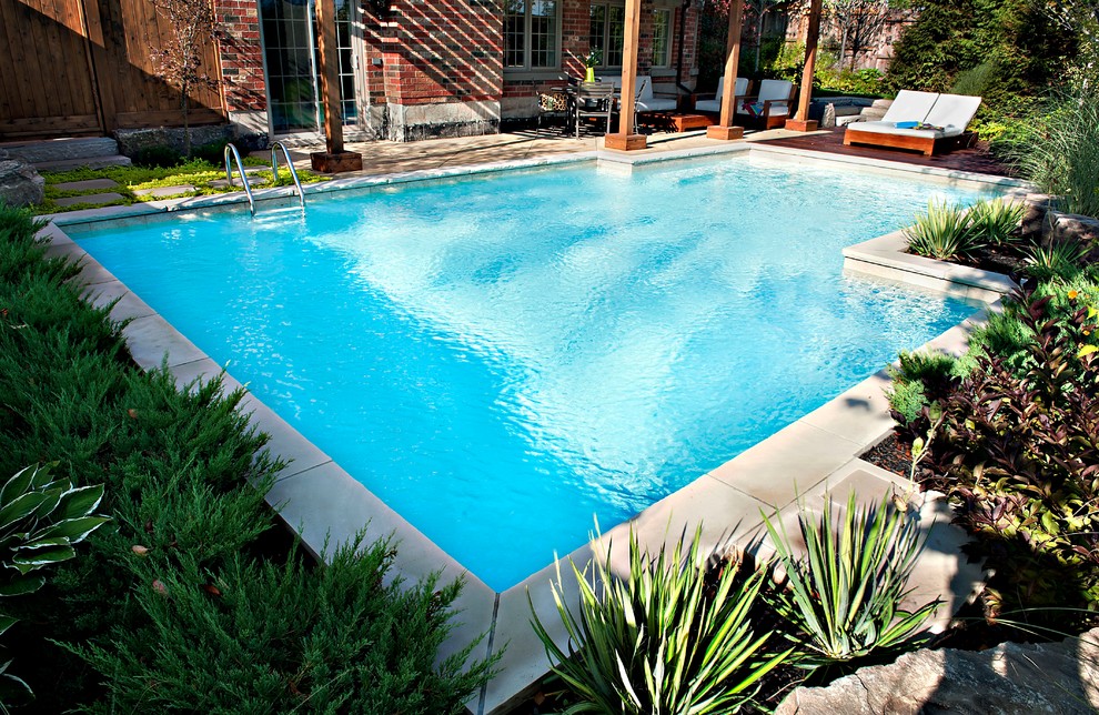 Источник вдохновения для домашнего уюта: бассейн среднего размера, произвольной формы на заднем дворе в классическом стиле с настилом