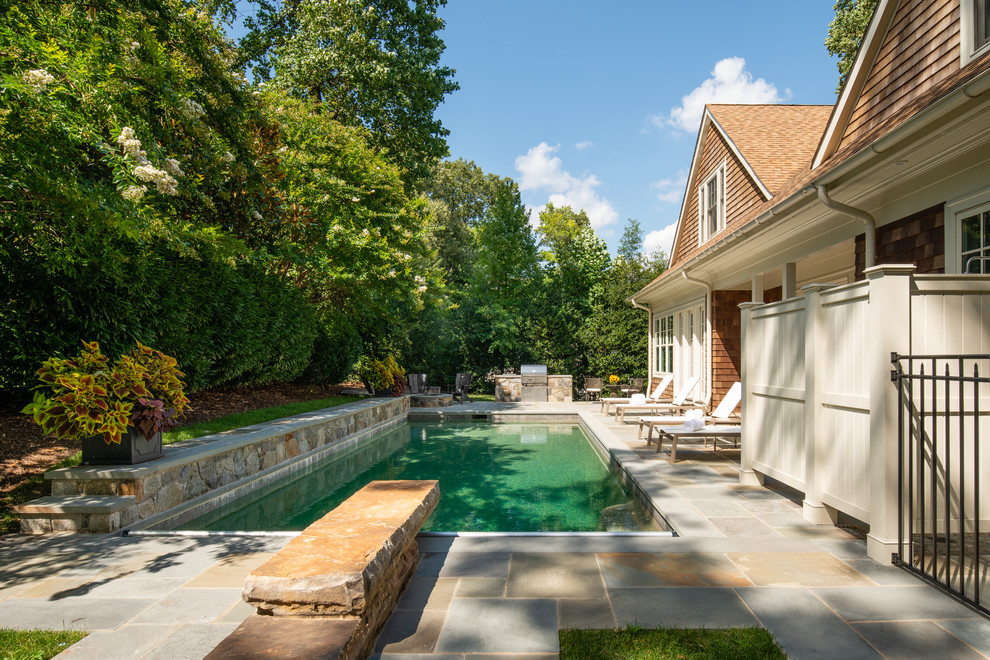 На фото: большой естественный, прямоугольный бассейн на заднем дворе в морском стиле с фонтаном и покрытием из каменной брусчатки с