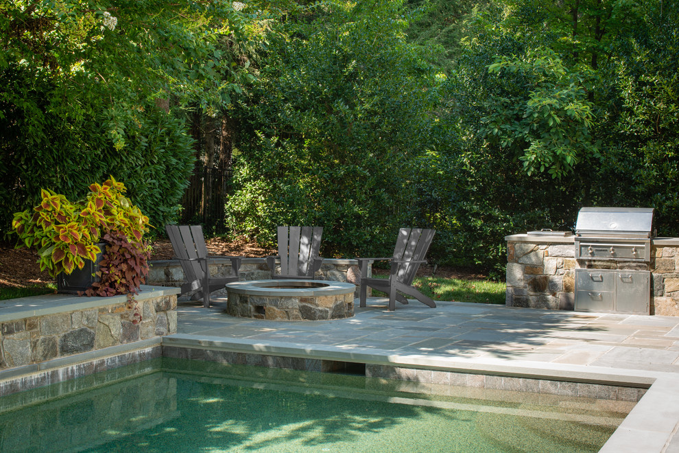 Идея дизайна: большой естественный, прямоугольный бассейн на заднем дворе в морском стиле с фонтаном и покрытием из каменной брусчатки