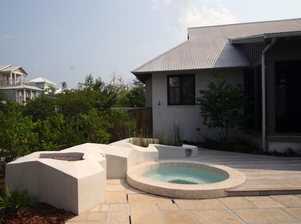 Diseño de piscinas y jacuzzis marineros pequeños redondeados en patio con adoquines de hormigón