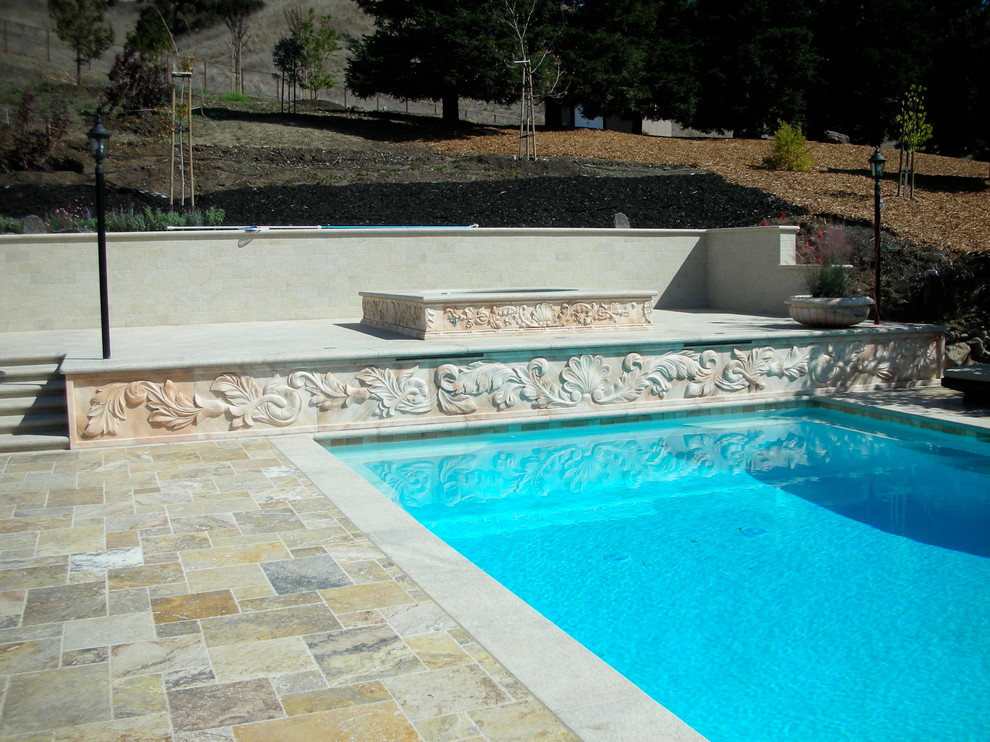 Exempel på en klassisk rund pool på baksidan av huset, med spabad och naturstensplattor