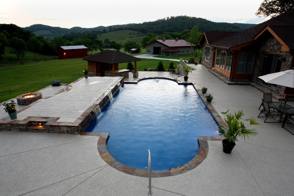 Свежая идея для дизайна: наземный бассейн среднего размера, произвольной формы на внутреннем дворе в стиле модернизм с настилом - отличное фото интерьера