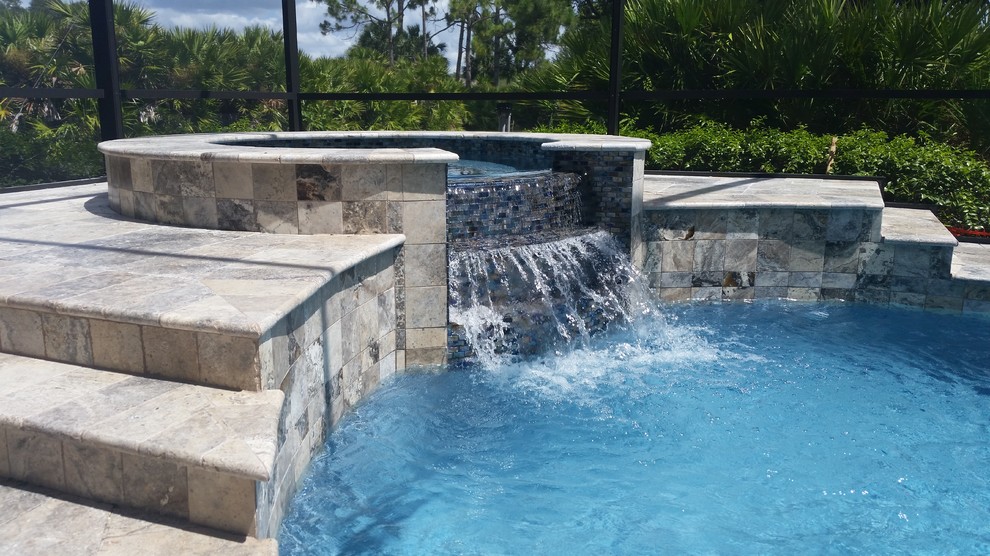 Idéer för en mellanstor modern pool på baksidan av huset, med naturstensplattor