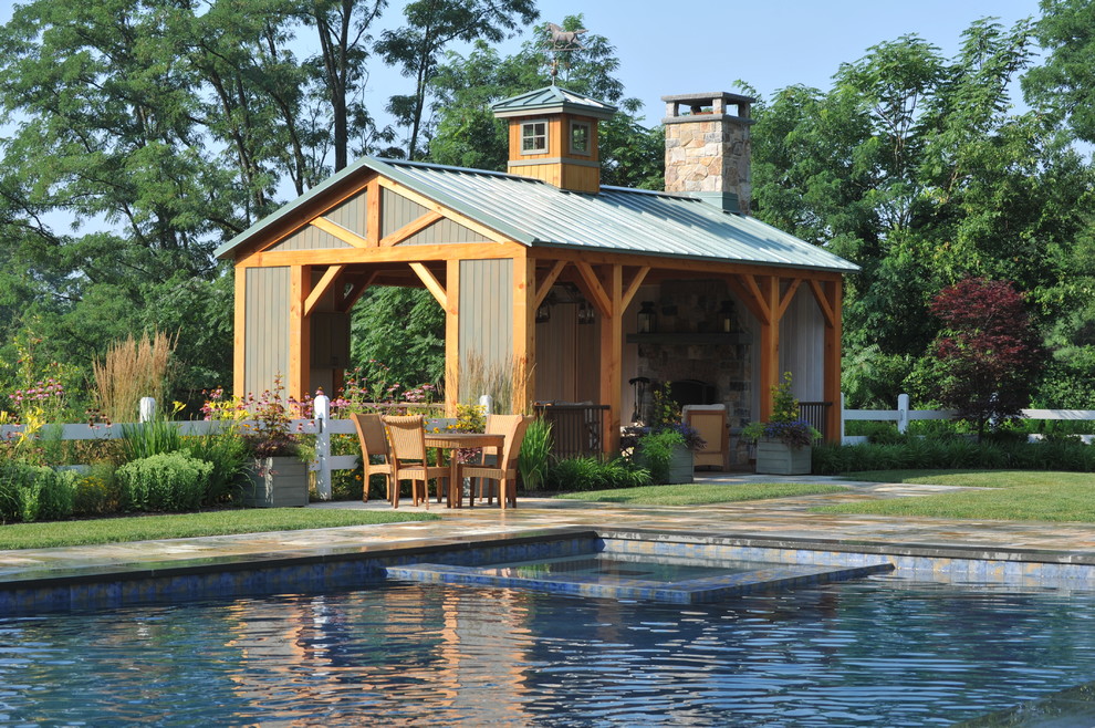 Foto de casa de la piscina y piscina alargada clásica de tamaño medio rectangular en patio trasero con suelo de baldosas