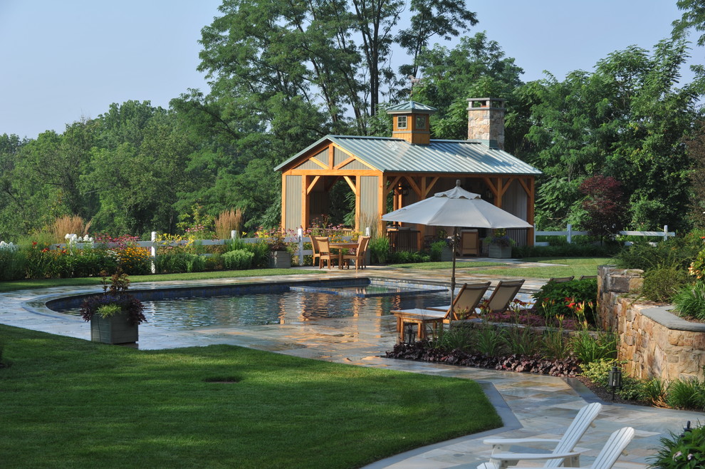 Imagen de casa de la piscina y piscina campestre de tamaño medio rectangular en patio trasero con suelo de baldosas