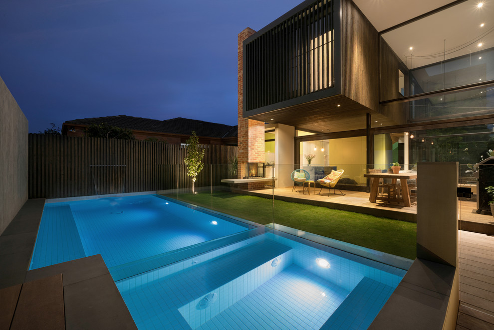 Источник вдохновения для домашнего уюта: большой прямоугольный бассейн на заднем дворе в стиле модернизм