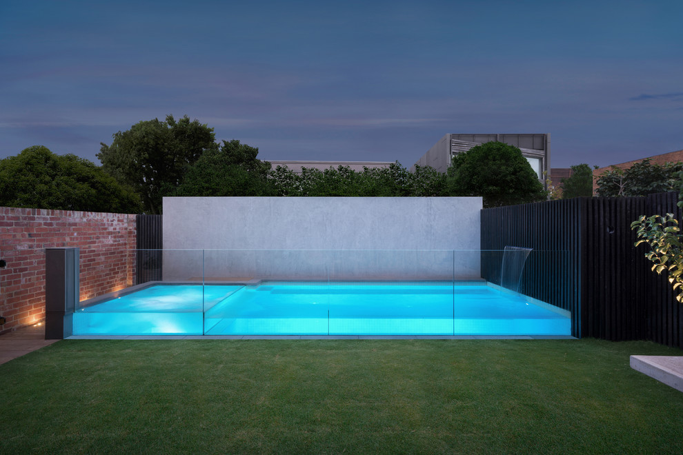 Inspiration för stora moderna rektangulär pooler på baksidan av huset