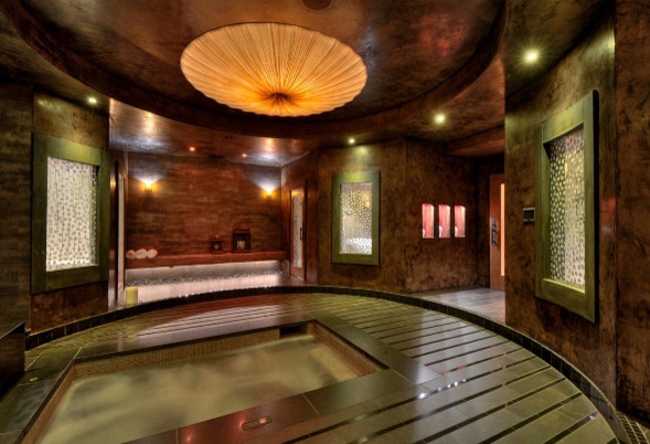 Cette image montre une piscine intérieure asiatique rectangle et de taille moyenne avec des pavés en pierre naturelle et un bain bouillonnant.