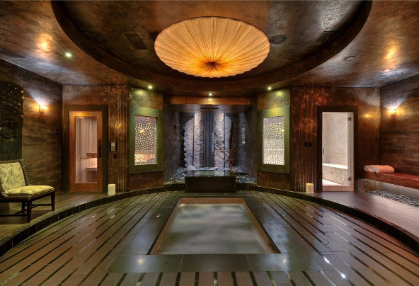 Пример оригинального дизайна: прямоугольный бассейн среднего размера в доме в восточном стиле с покрытием из каменной брусчатки и джакузи