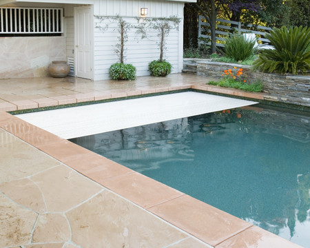 Ispirazione per una grande piscina monocorsia stile rurale rettangolare dietro casa con pavimentazioni in pietra naturale e fontane