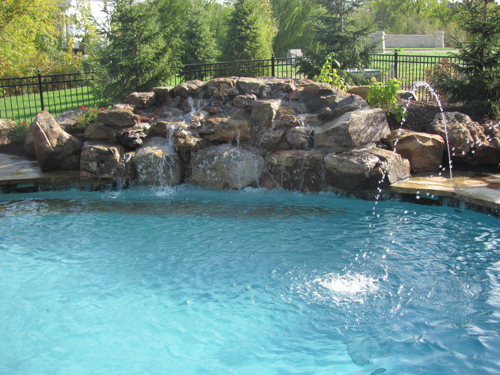Idées déco pour une petite piscine naturelle et arrière sud-ouest américain sur mesure avec un point d'eau et des pavés en pierre naturelle.