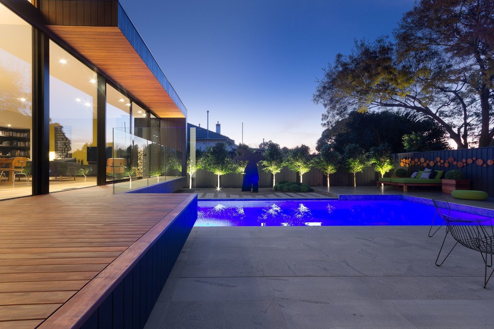 Großer Moderner Pool hinter dem Haus in rechteckiger Form mit Betonboden in Melbourne