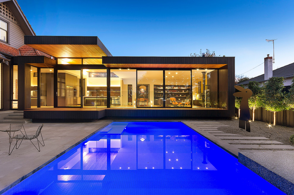 Идея дизайна: спортивный, прямоугольный бассейн среднего размера на заднем дворе в современном стиле с покрытием из бетонных плит
