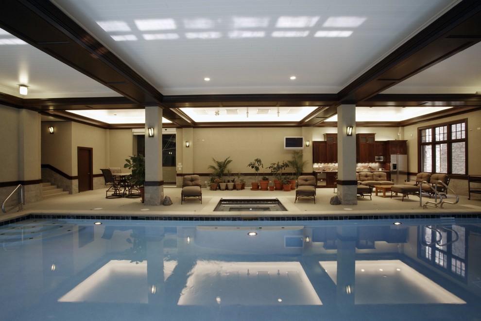Esempio di una piscina coperta contemporanea rettangolare di medie dimensioni con una vasca idromassaggio