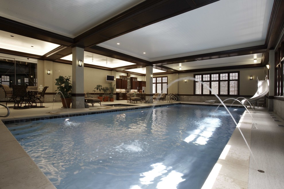 Cette photo montre une piscine intérieure tendance de taille moyenne et rectangle avec un bain bouillonnant.