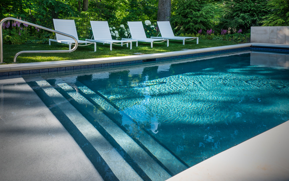 Idee per una piccola piscina monocorsia moderna rettangolare dietro casa con pavimentazioni in pietra naturale