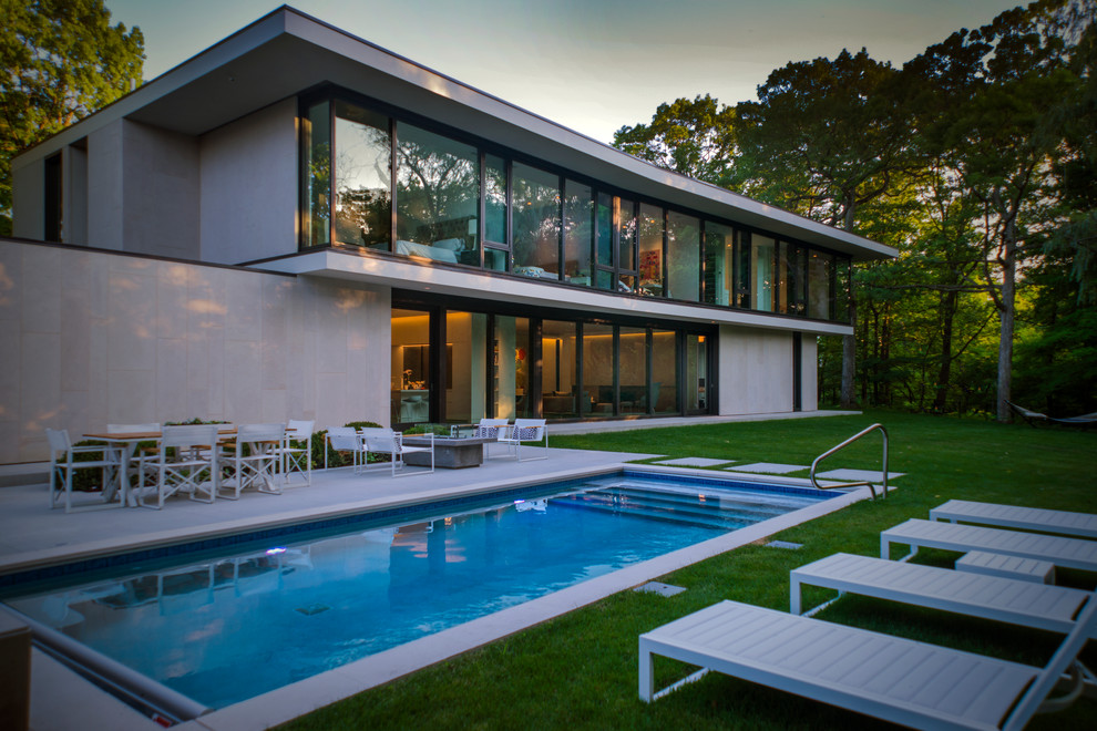 Foto di una piccola piscina monocorsia minimalista rettangolare dietro casa con pavimentazioni in pietra naturale