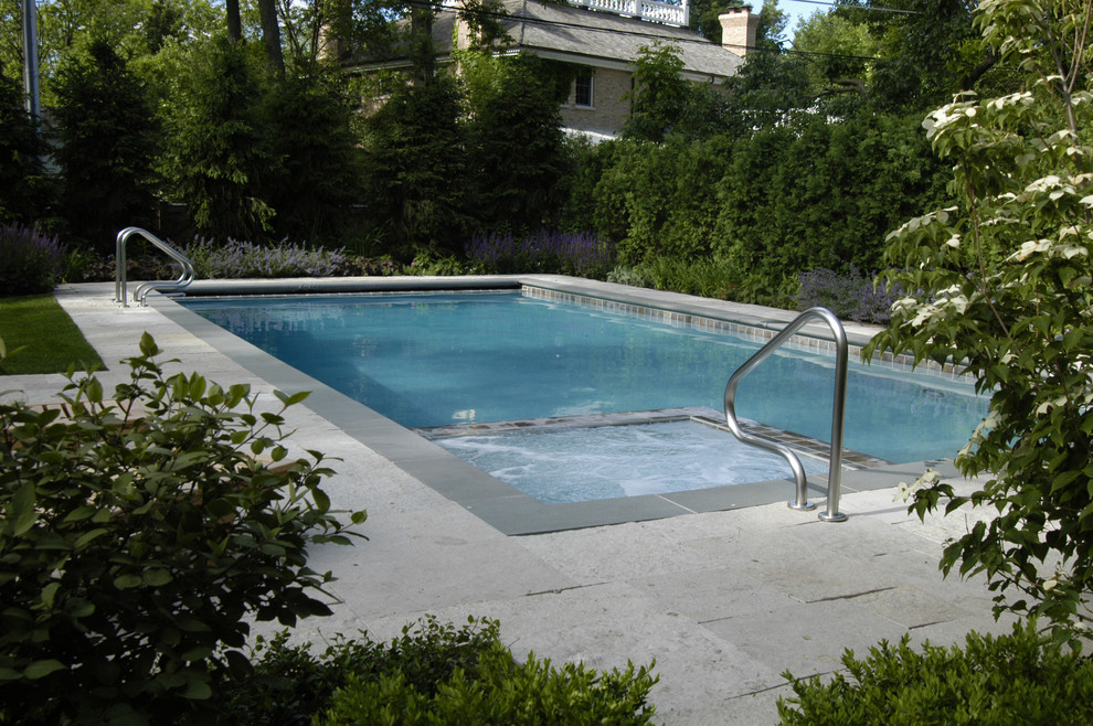 Стильный дизайн: спортивный, прямоугольный бассейн среднего размера на заднем дворе в классическом стиле с джакузи и покрытием из каменной брусчатки - последний тренд