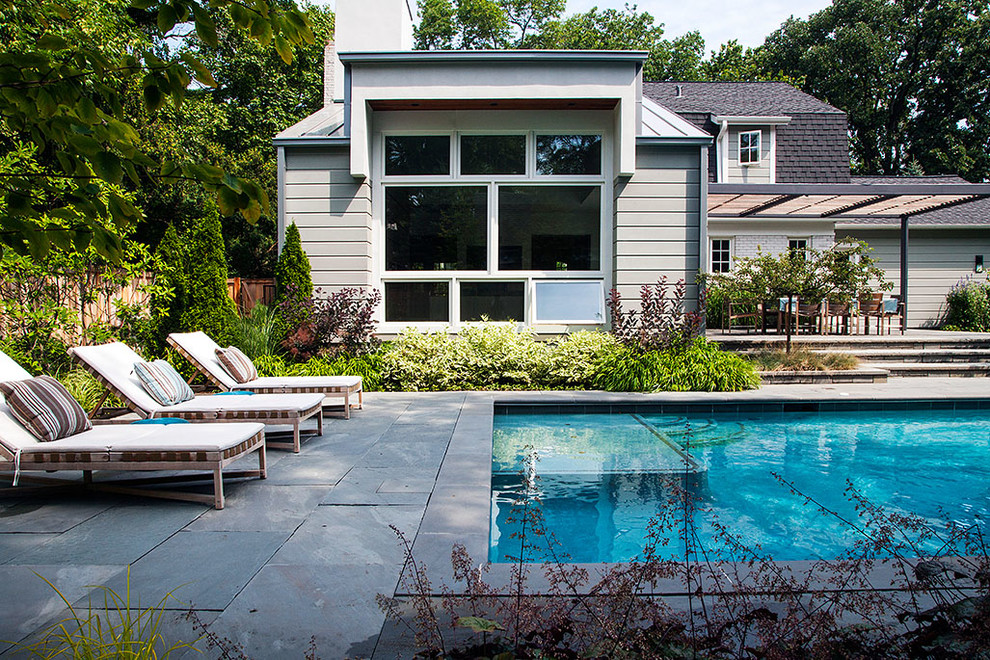 Modelo de piscina contemporánea rectangular con adoquines de piedra natural