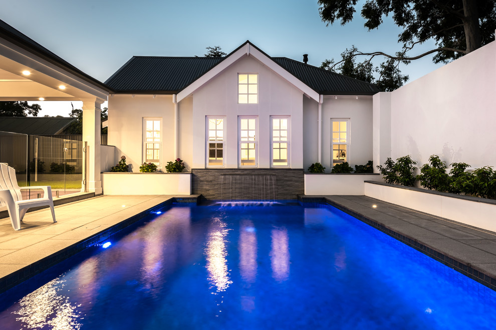 Свежая идея для дизайна: большой прямоугольный бассейн на заднем дворе в классическом стиле с фонтаном и покрытием из плитки - отличное фото интерьера