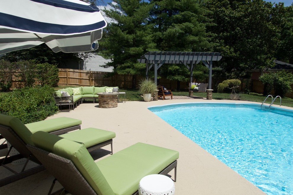 Foto di una piscina classica personalizzata dietro casa con cemento stampato