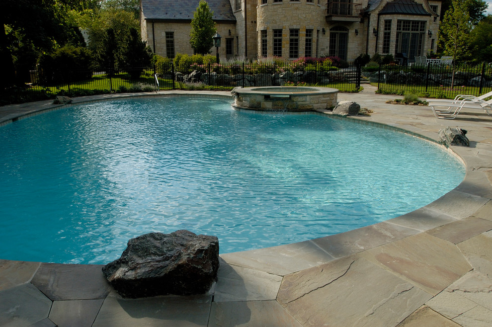 Источник вдохновения для домашнего уюта: большой естественный бассейн на заднем дворе в стиле рустика с джакузи и покрытием из каменной брусчатки
