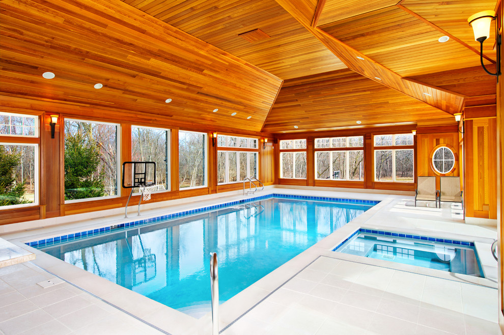 Idee per una piscina coperta monocorsia classica rettangolare di medie dimensioni con una vasca idromassaggio e pavimentazioni in pietra naturale