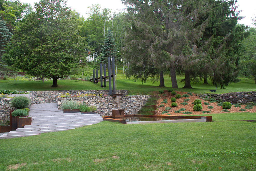 Immagine di un grande giardino minimal con fontane