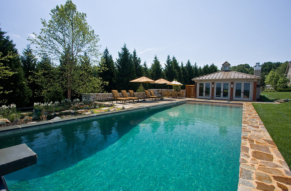 Diseño de piscinas y jacuzzis alargados tradicionales extra grandes rectangulares en patio trasero con losas de hormigón