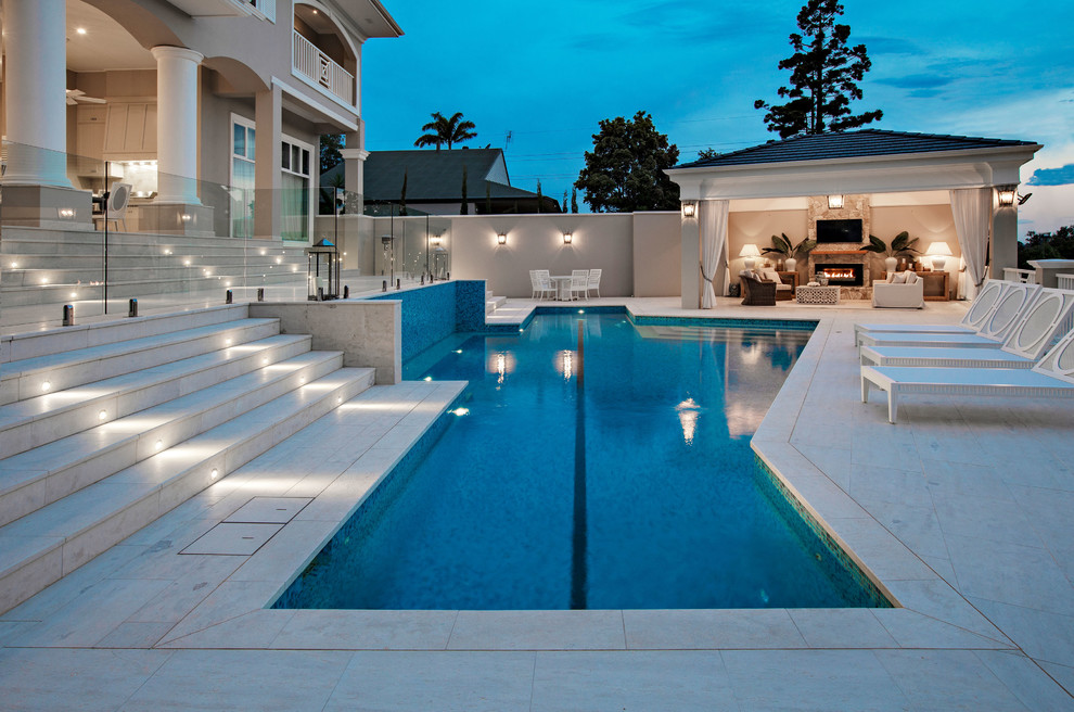 Modelo de casa de la piscina y piscina elevada de estilo de casa de campo extra grande a medida en patio trasero con adoquines de piedra natural