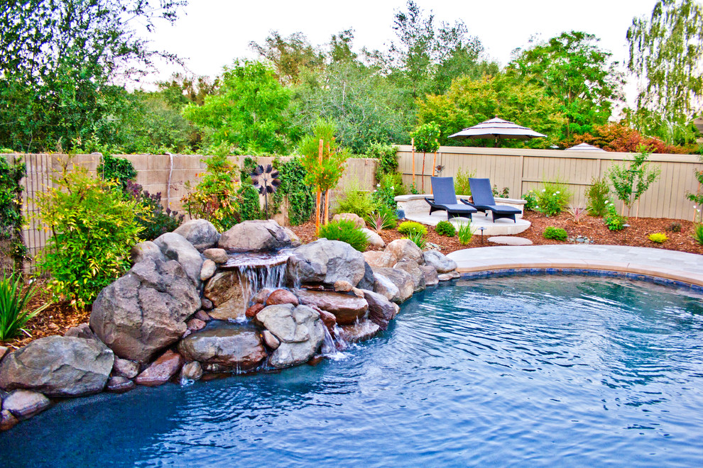Großer Klassischer Pool hinter dem Haus in individueller Form mit Natursteinplatten in Sacramento