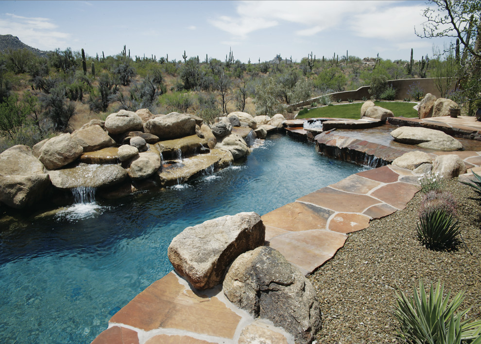 Foto di una grande piscina naturale rustica personalizzata dietro casa