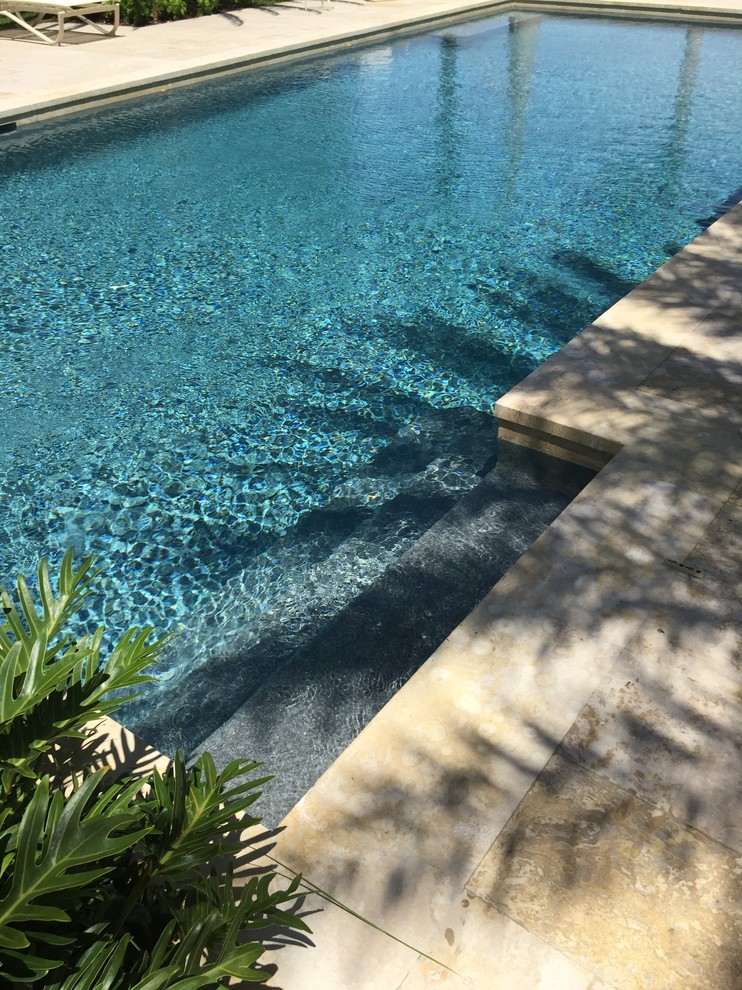 Пример оригинального дизайна: бассейн среднего размера, произвольной формы в современном стиле с покрытием из каменной брусчатки