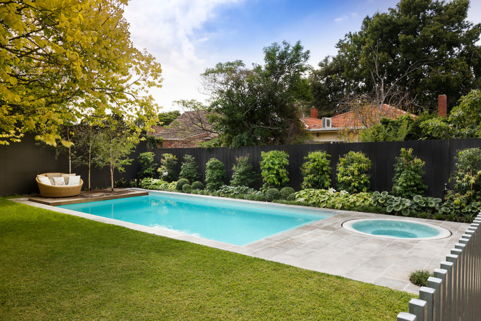 Mittelgroßer Moderner Pool hinter dem Haus in rechteckiger Form mit Pool-Gartenbau und Natursteinplatten in Melbourne