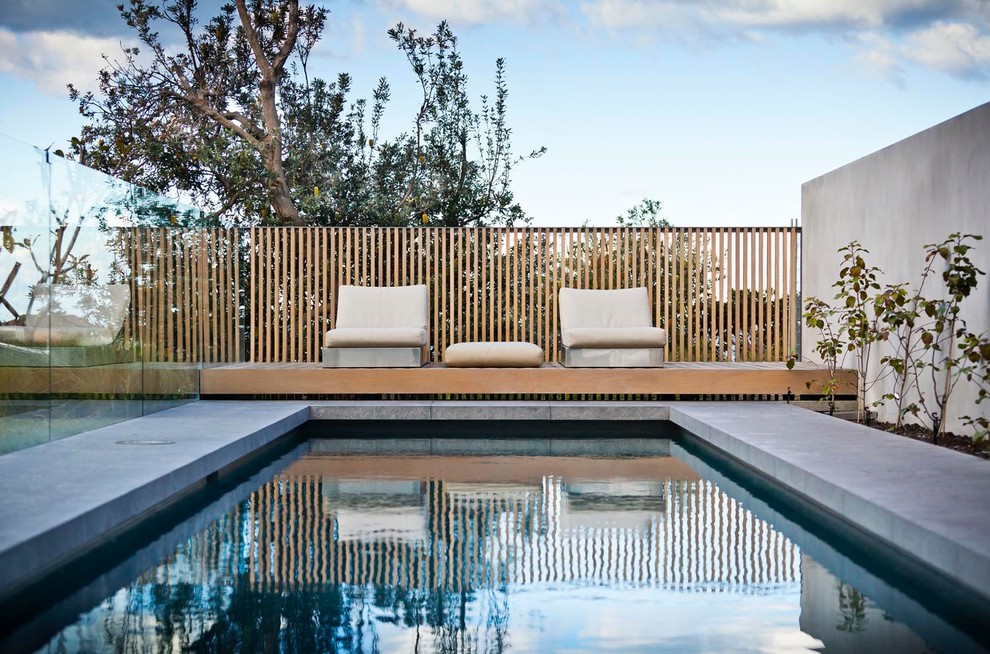 Источник вдохновения для домашнего уюта: прямоугольный бассейн в современном стиле с покрытием из бетонных плит