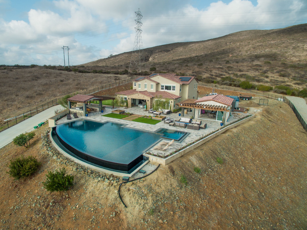 Großer Moderner Pool hinter dem Haus in individueller Form mit Natursteinplatten in San Diego