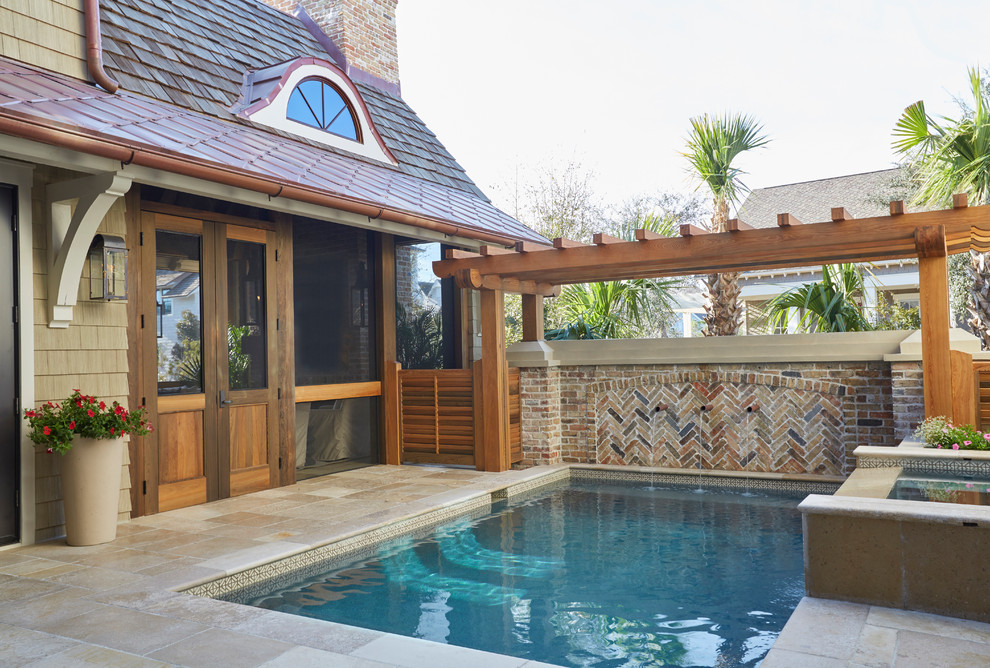 Diseño de piscina con fuente alargada marinera rectangular en patio trasero con suelo de baldosas