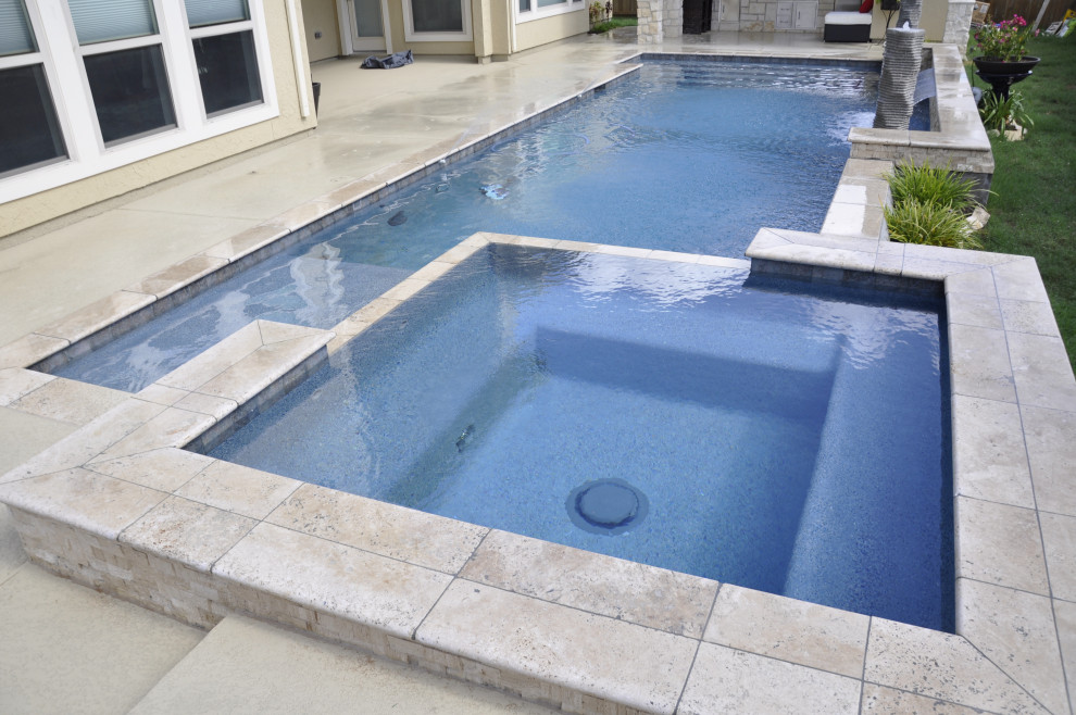 Imagen de casa de la piscina y piscina alargada tradicional de tamaño medio rectangular en patio trasero con adoquines de piedra natural