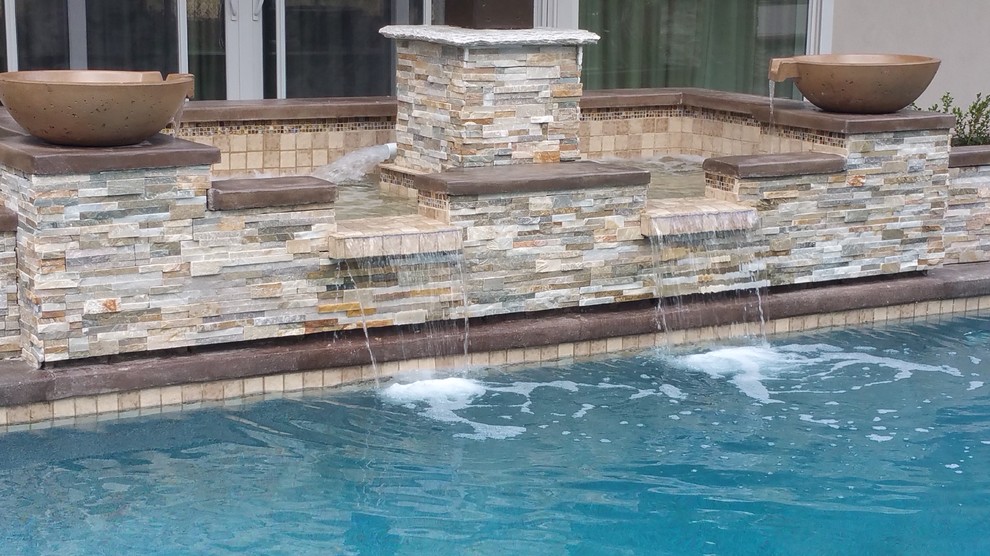 Foto de piscina con fuente elevada moderna pequeña a medida en patio trasero con suelo de baldosas