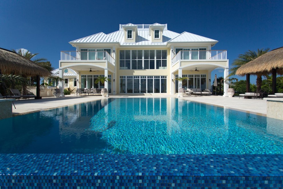 Cette image montre une piscine à débordement ethnique.