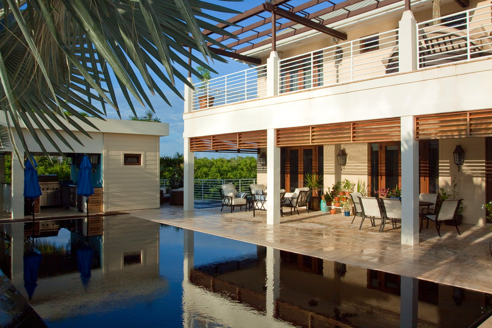 Aménagement d'une piscine à débordement exotique.