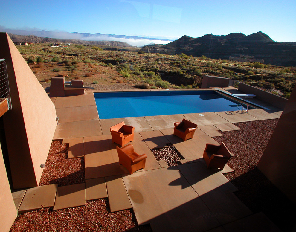Immagine di una piscina contemporanea rettangolare con lastre di cemento