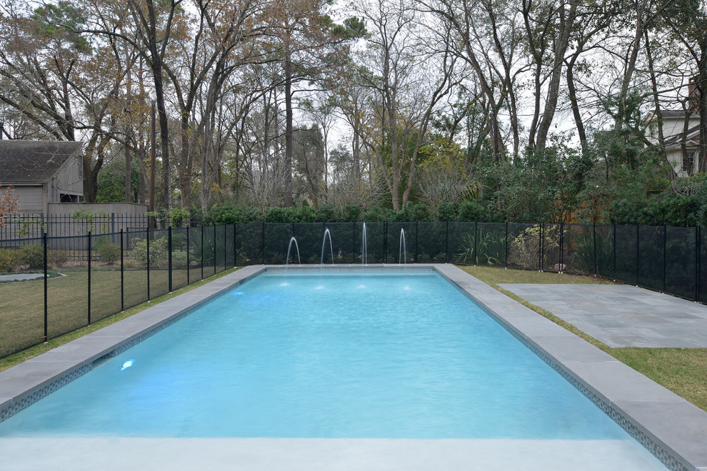 Foto de piscina natural tradicional grande rectangular en patio trasero con adoquines de piedra natural