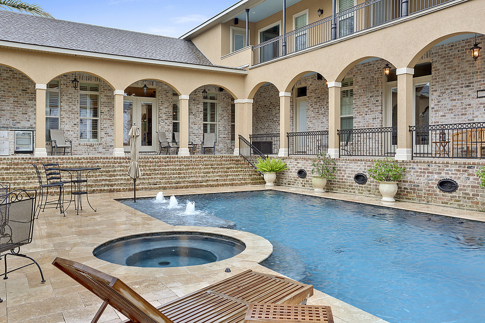 Foto di una piscina monocorsia chic rettangolare di medie dimensioni e dietro casa con una vasca idromassaggio e cemento stampato