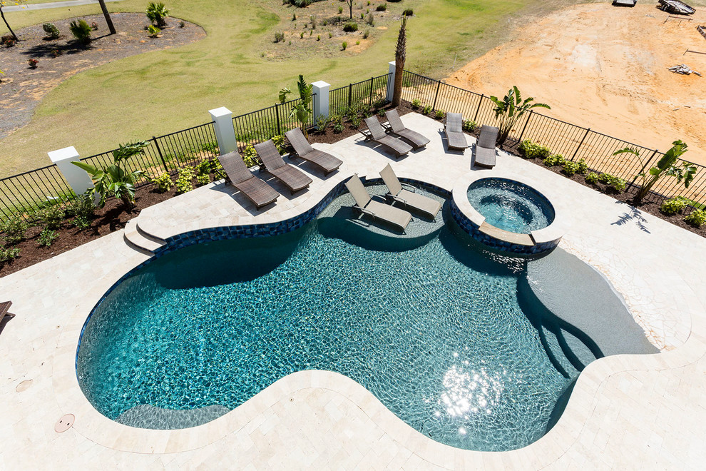 Ispirazione per una piscina coperta chic personalizzata con una vasca idromassaggio e pavimentazioni in pietra naturale