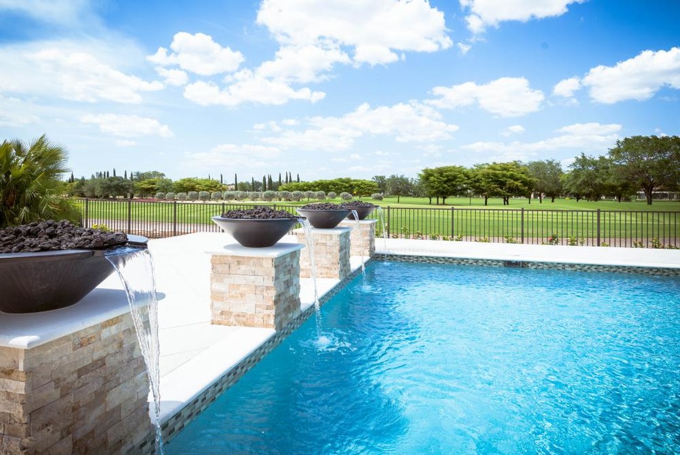 Foto de piscinas y jacuzzis naturales mediterráneos extra grandes a medida en patio trasero con adoquines de piedra natural