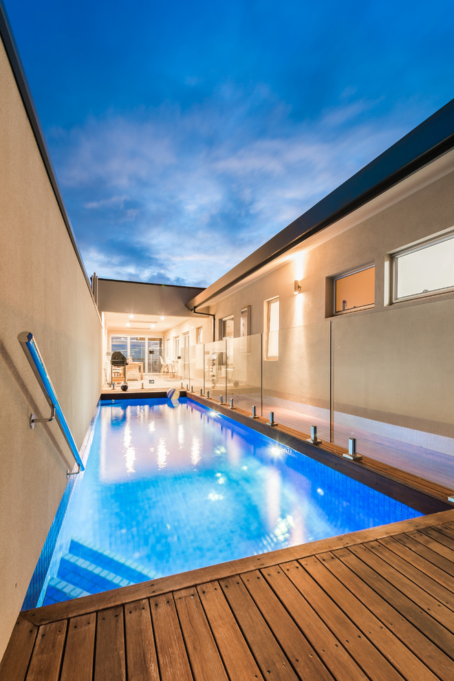 Moderner Pool in rechteckiger Form mit Dielen in Adelaide