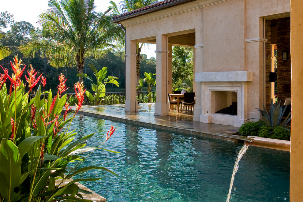Стильный дизайн: прямоугольный бассейн на заднем дворе в средиземноморском стиле с фонтаном - последний тренд